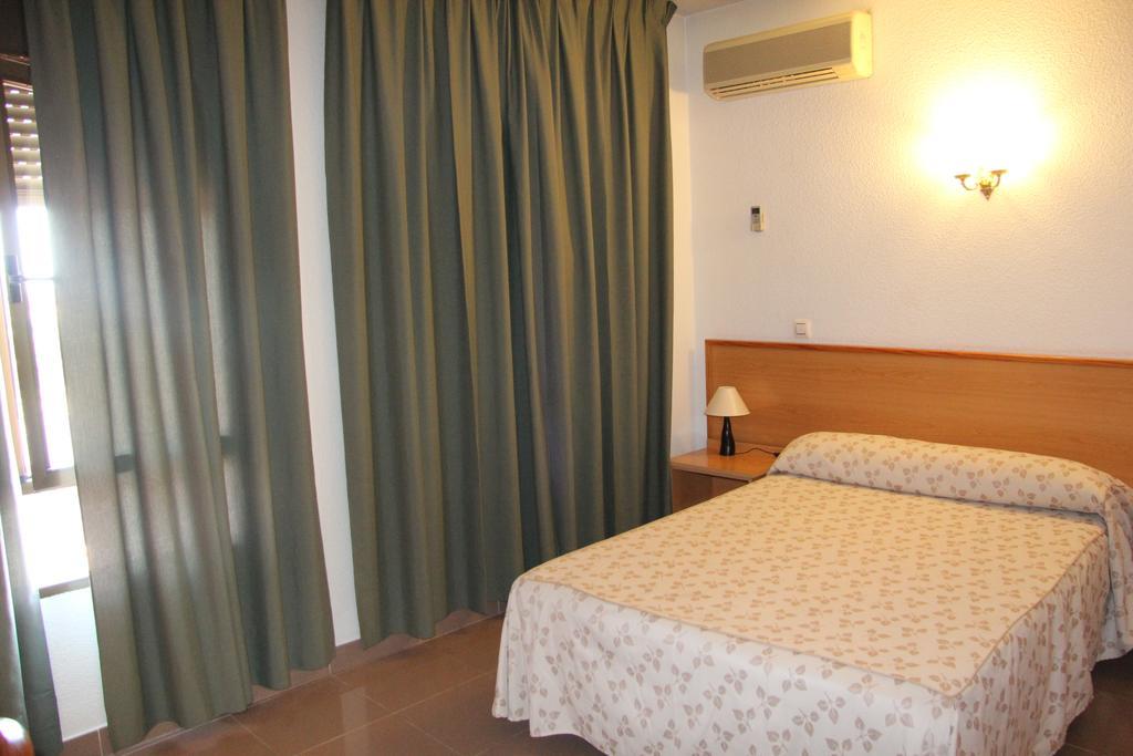 Hostal Cazalegas エクステリア 写真